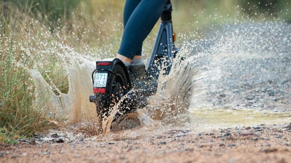 Wasserdichter E-Scooter mit Federung – Sicher & komfortabel bei jedem Wetter