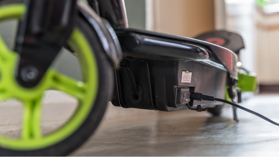 Wie lade ich einen E-Scooter richtig? Tipps zur Akkupflege & Ladesicherheit