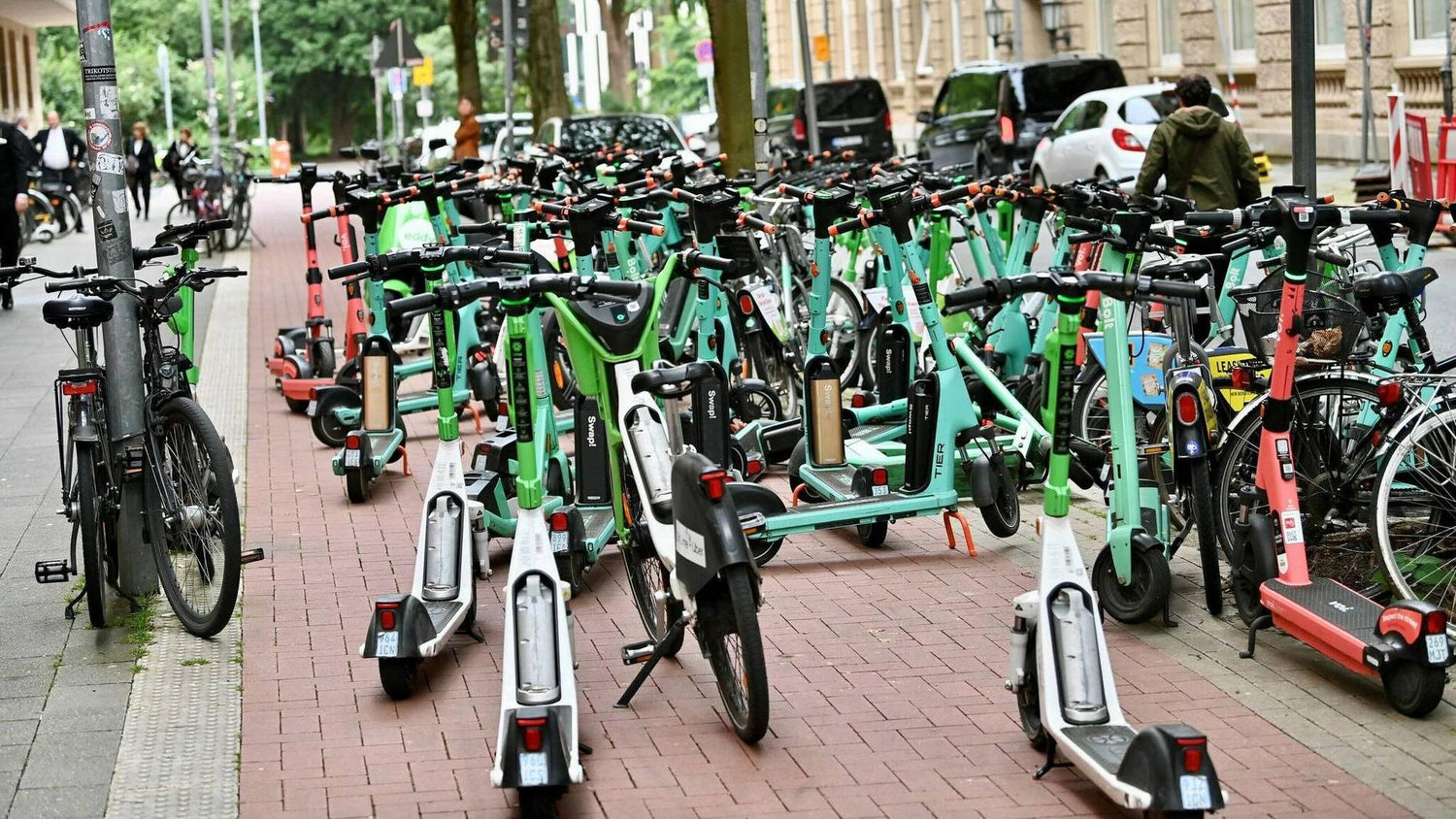 E-Scooter Parken auf Fahrradweg erlaubt? – Regeln, Bußgelder und Tipps 2025