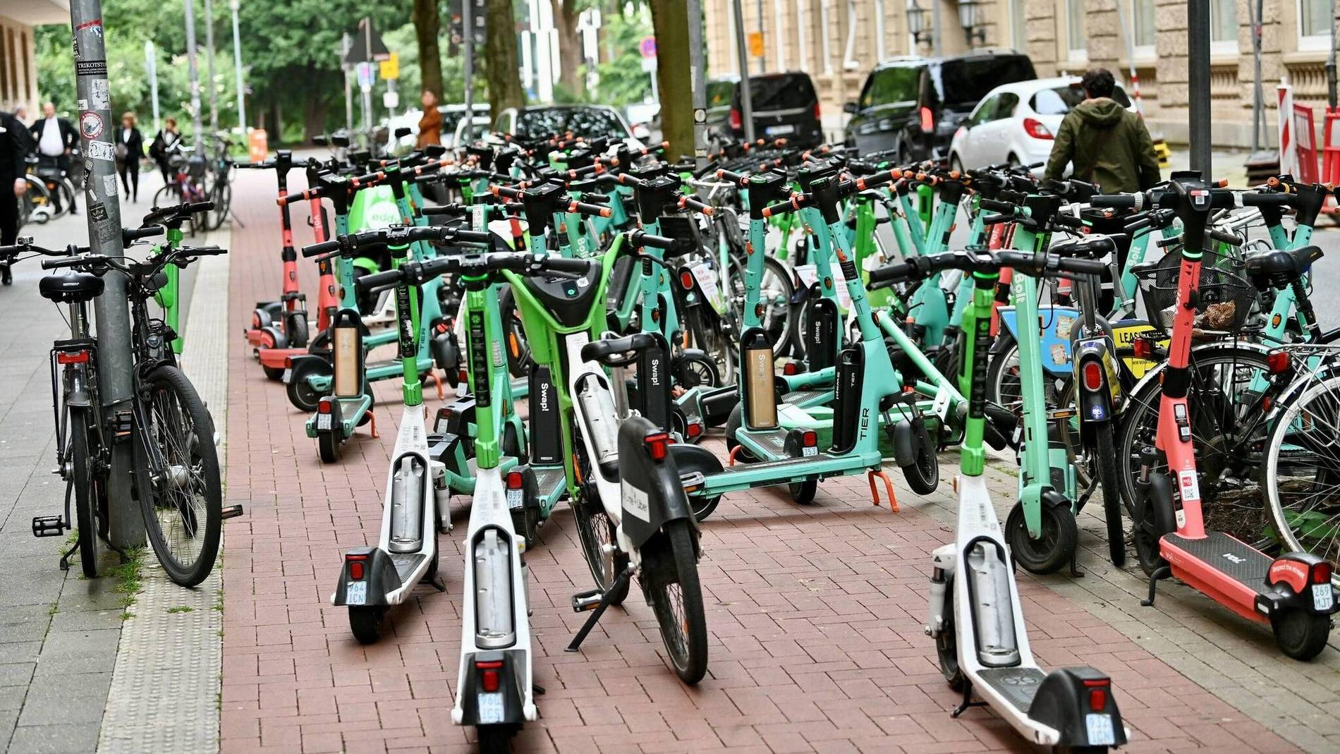 E-Scooter Parken auf Fahrradweg erlaubt? – Regeln, Bußgelder und Tipps 2025